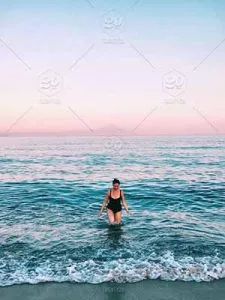 Mujer a la orilla del mar en la guajira colombiana
