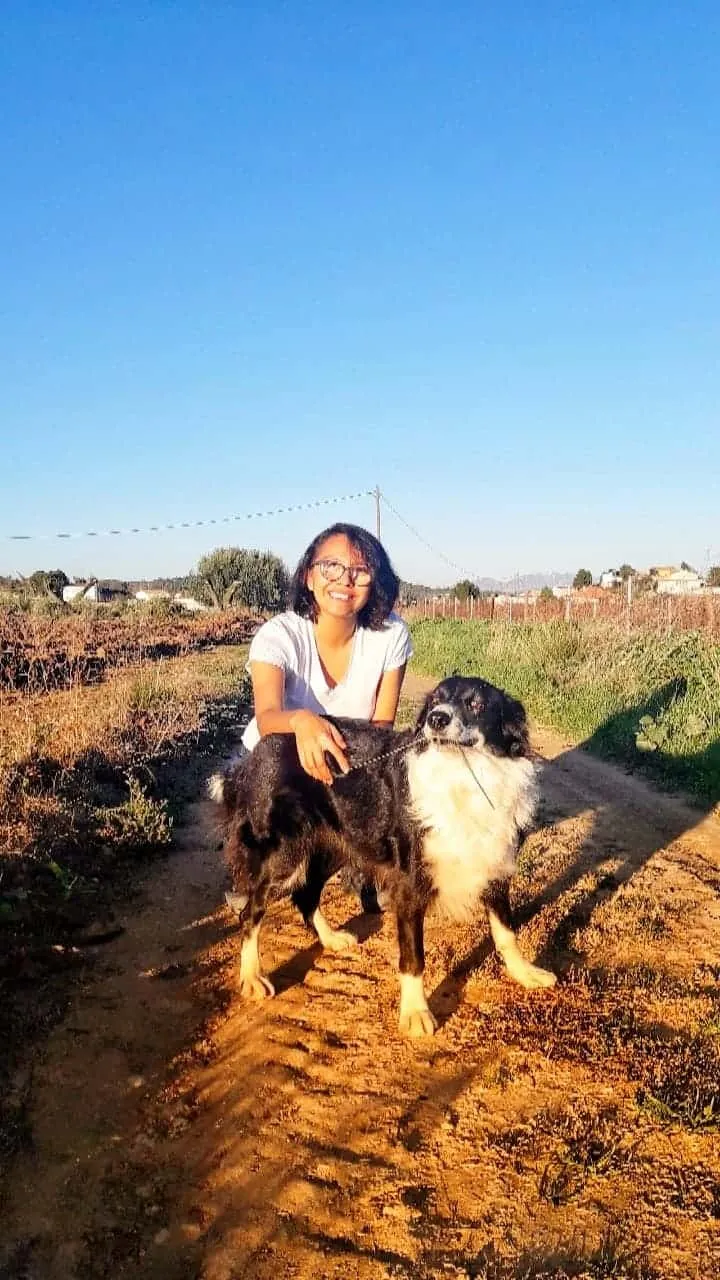Mujer con una perro haciendo un voluntariado en Europa