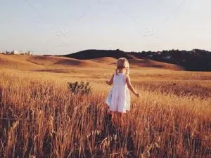 Mujer corriendo en un prado mientras ahorra dinero para su viaje