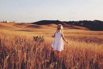 Mujer corriendo en un prado mientras ahorra dinero para su viaje