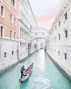 Persona en una góndola en Venecia con una mochila de 50 litros