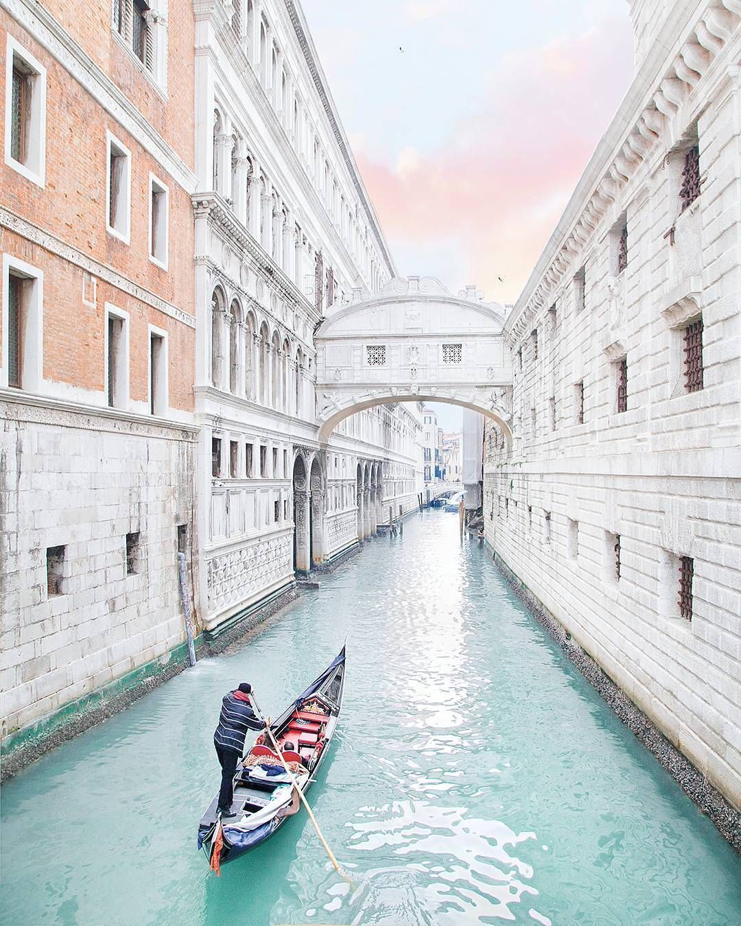 Persona en una góndola en Venecia con una mochila de 50 litros