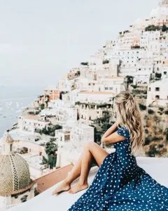 Mujer posando con la ciudad de Budapest al fondo