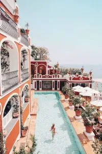 Mujer en la piscina en un hotel en Split