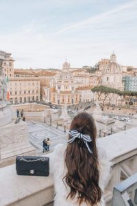 Mujer viajando por Europa