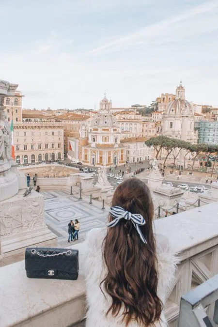 Mujer viajando por Europa