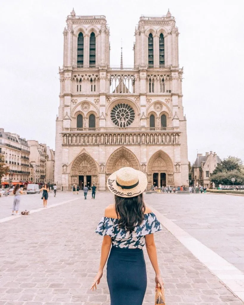 Mujer caminando frente a Notre Dane París