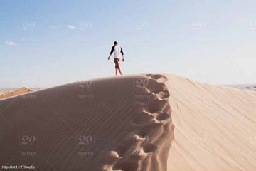 Hombre caminando por el desierto recorriendo de Colombia hasta argentina