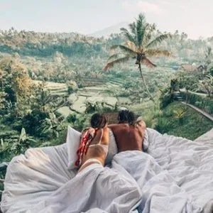 Pareja acostada mirando la selva mientras aprenden ingles en un voluntariado en Reino Unido