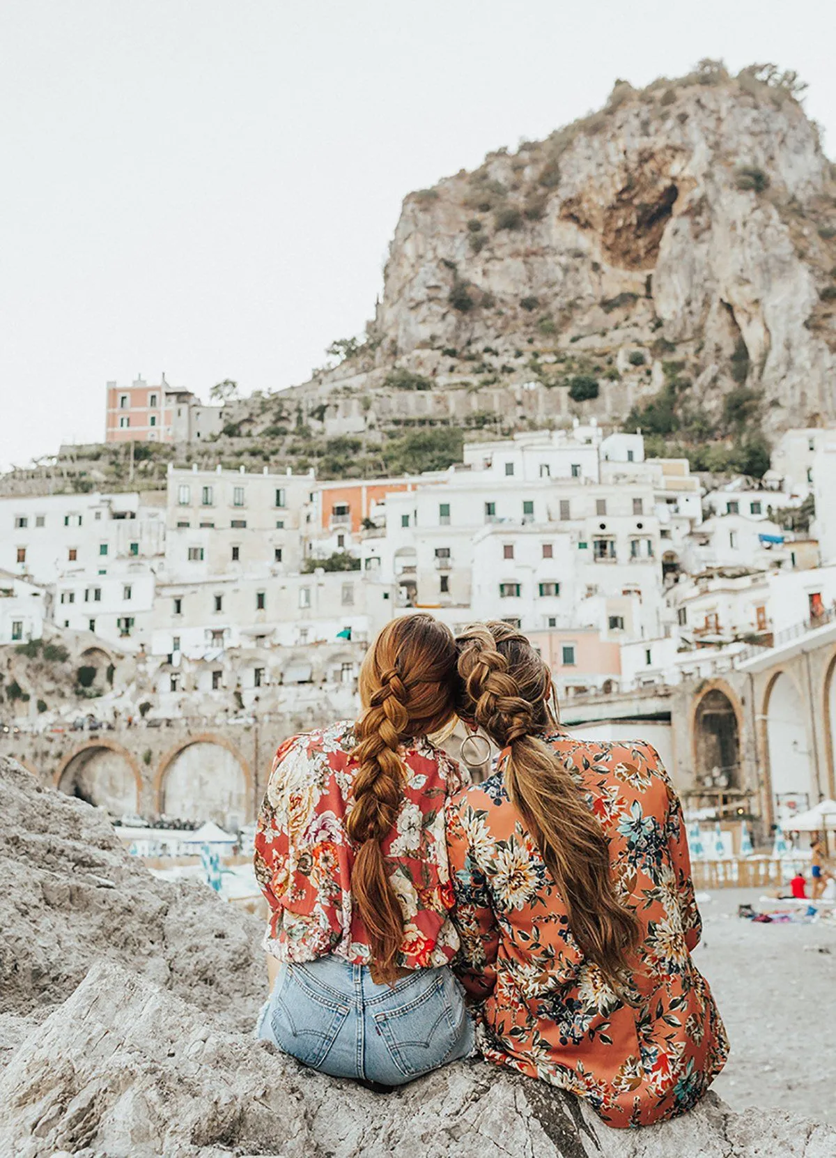 Dos amigas miran un pueblo en Europa en su tiempo libre como voluntarias