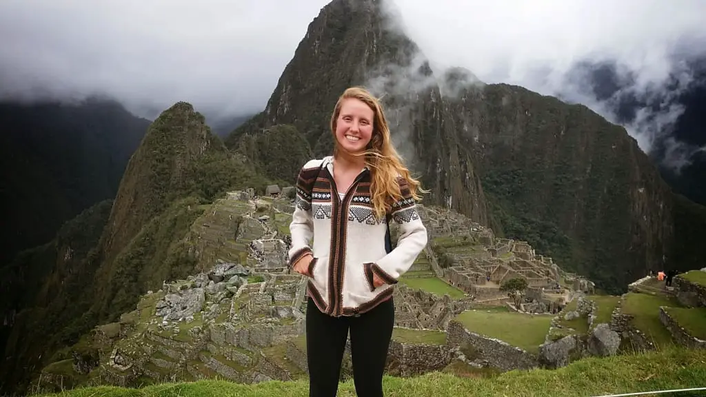 Mujer en Machu Picchu durante su voluntariado en Perú. Experiencias de voluntarios 