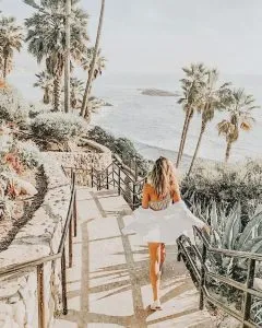 Mujer caminando hacia la playa en su primer voluntariado