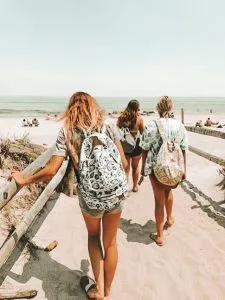 Grupo de personas en un voluntariado en la playa con un presupuesto ajustado