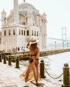Mujer de pie caminando por un muelle, encuentra cursos gratis para preparar como voluntario y ser un voluntario internacional