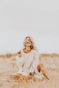 Mujer sentada sonriendo
