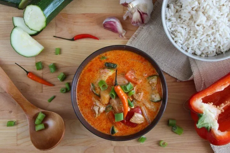 Curry rojo de pollo, estilo tailandés