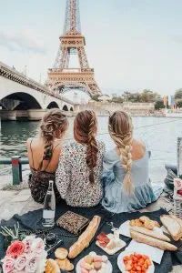 tres mujeres de una sola familia, viajando y haciendo voluntariados en parís