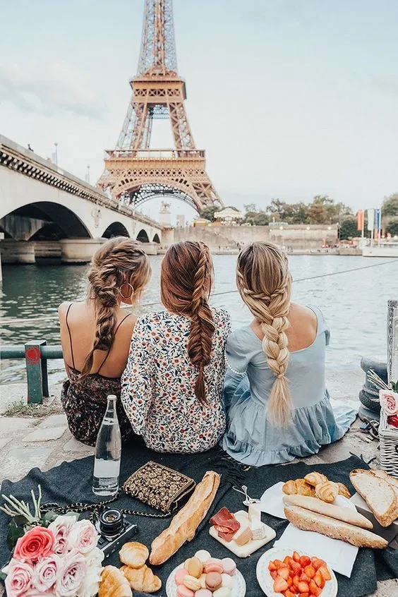 tres mujeres de una sola familia, viajando y haciendo voluntariados en parís