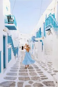 Mujer de pie caminando por una calesita, sonriente ¿Dónde encontrar asesoría para hacer un voluntariado? Sé un voluntario internacional 