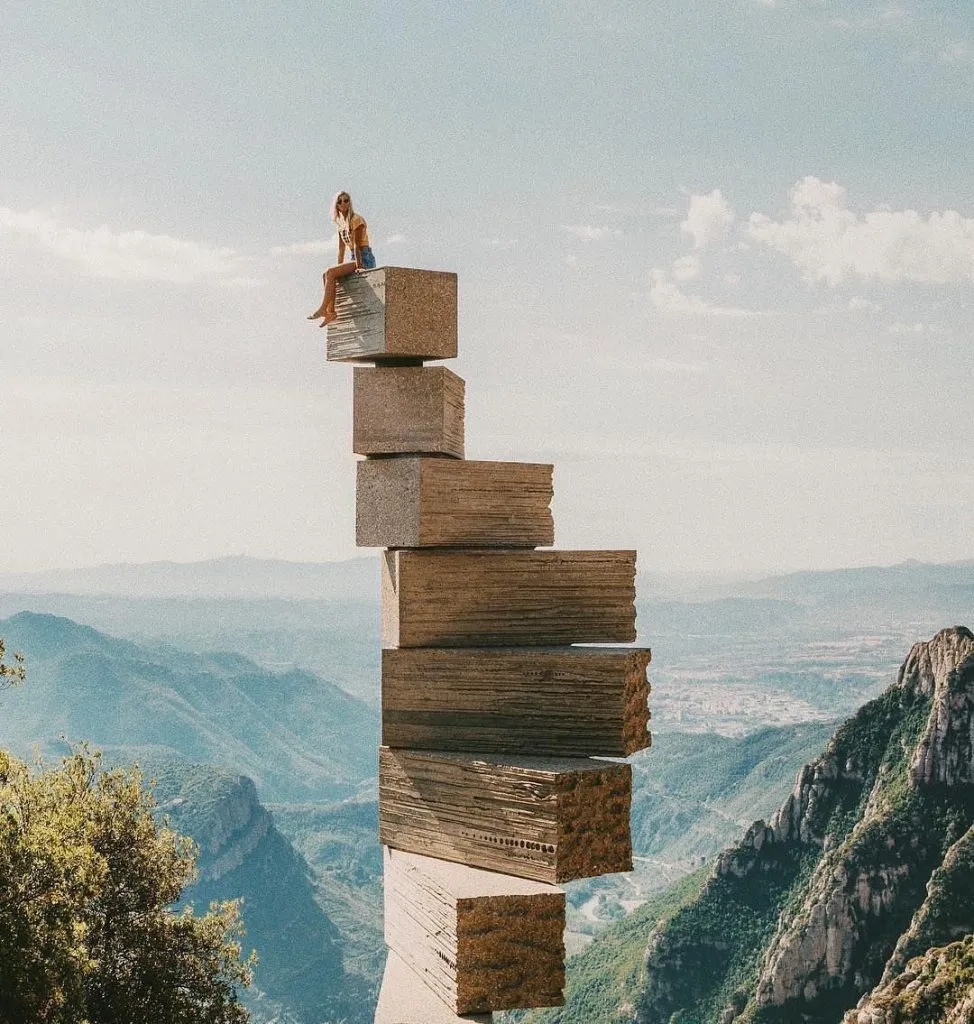 Viajero en la cima de una montaña rocosa, haciendo voluntariados en Alemania
