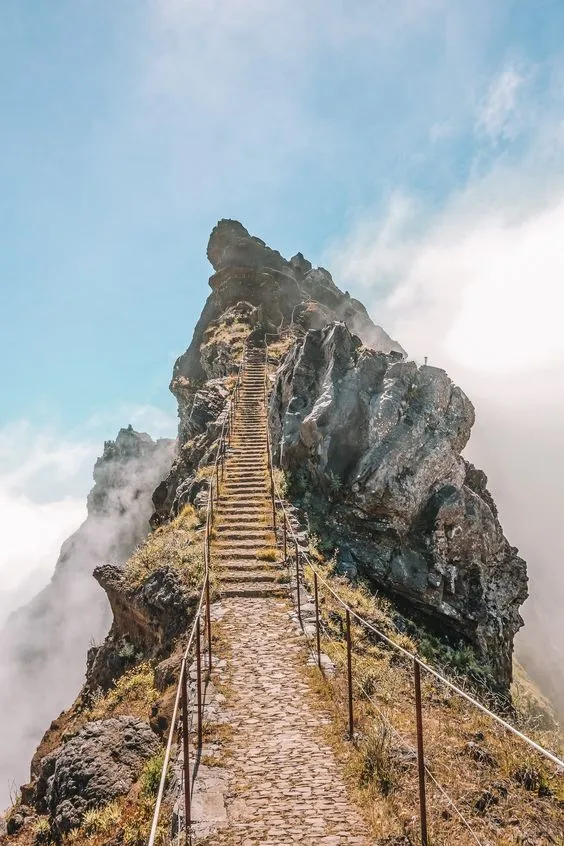 Una montaña con unas escaleras con un cielo precioso en el sudeste asiático