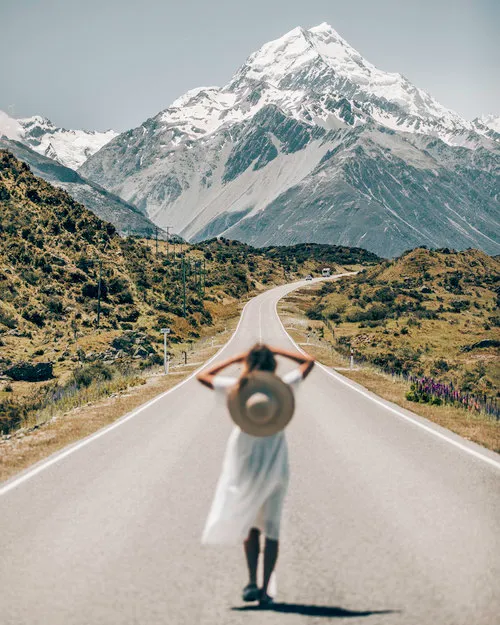 Mujer en medio de una carretera teniendo las mejores aventuras en Nueva Zelanda